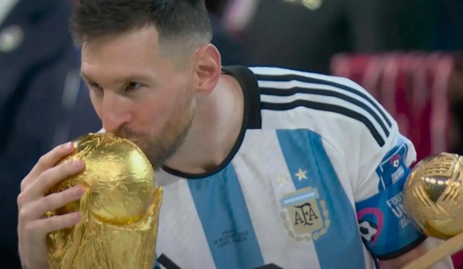 2022 世界杯：阿根廷队捧起冠军奖杯