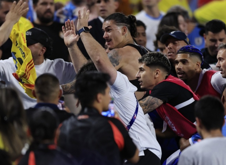 乌拉圭球员与哥伦比亚球迷冲突后续：11名球员世预赛参赛成疑